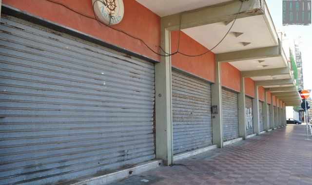 Bari, quelle decine di saracinesche abbassate di fronte a Pane e Pomodoro